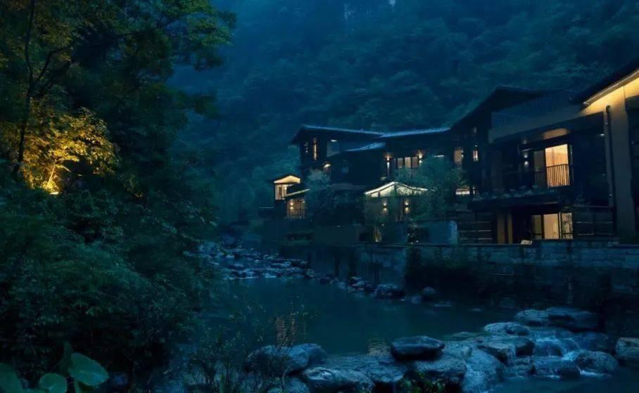 救援秀气的男孩